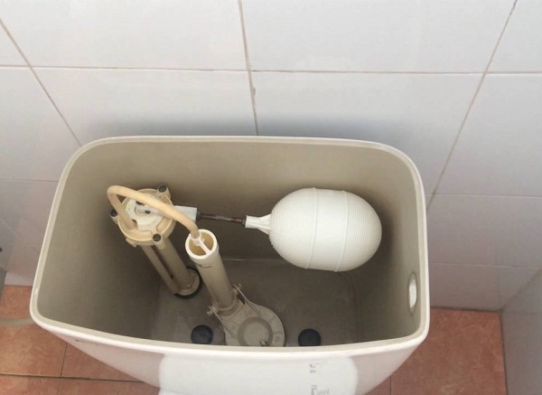 Bồn cầu bị tụt nước do nhiều nguyên nhân gây nên