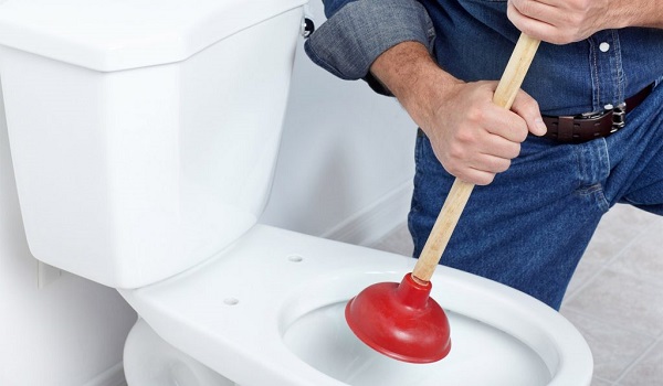 Thông bồn cầu bằng Pit tông