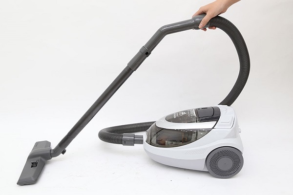 Dùng máy hút bụi để giải quyết vấn đề tắc bồn cầu