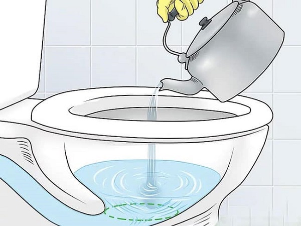 Sử dụng nước nóng cũng là cách thông bồn cầu hiệu quả