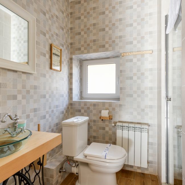 khong-dat-bon-cau-theo-huong-cua-chinh