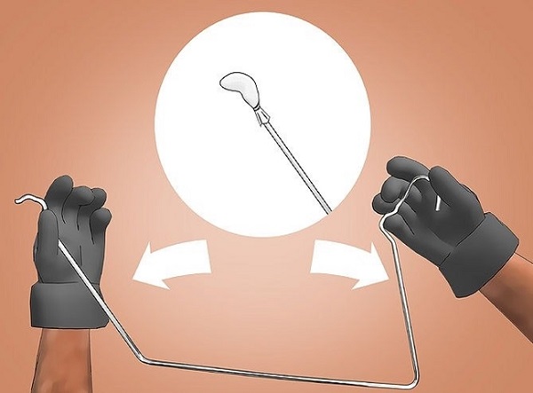 Dùng móc treo quần áo để xử lý tình trạng bị tắc