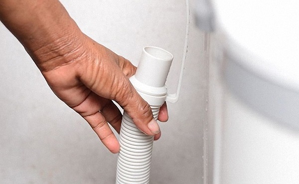 Làm sạch đường ống nước để tránh bị tắc