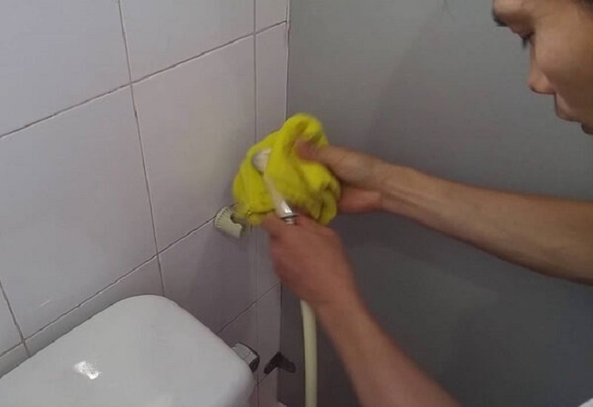 Vòi nước xịt bồn cầu bị hư do nhiều nguyên nhân