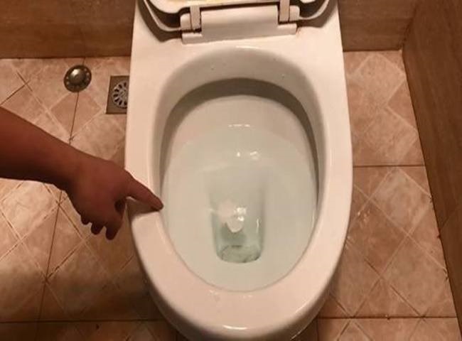 Bồn cầu đã cũ nên dễ bị tắc