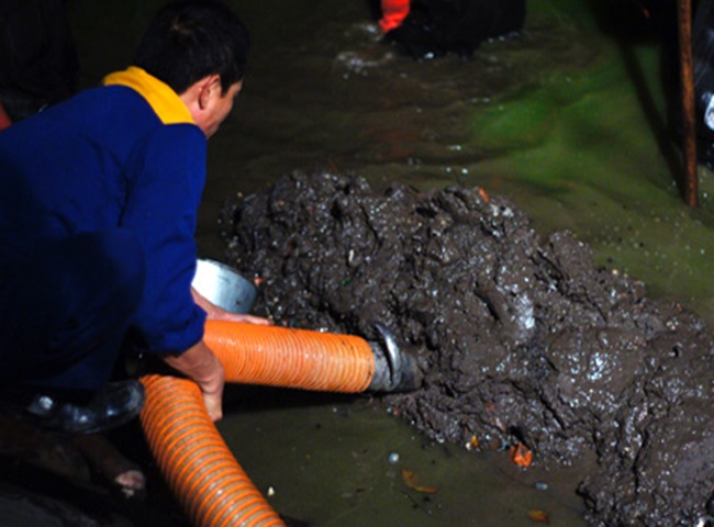 H&uacute;t b&ugrave;n vi sinh TPHCM