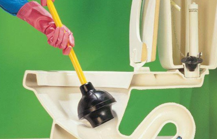 Bồn cầu bị tắc nghẽn dẫn đến trào ngược do dị vật