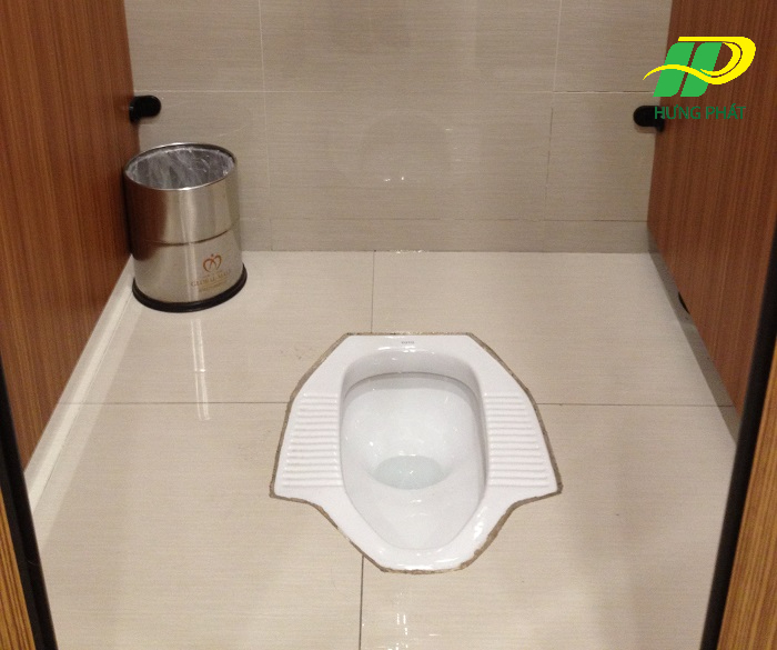 cách thông bồn cầu bệt