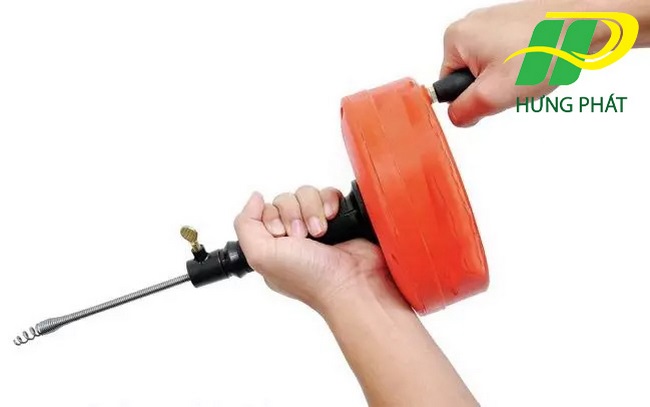 bồn cầu bị nghẹt vật cứng