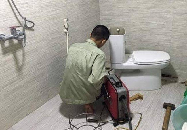 bồn cầu bị nghẹt vật cứng