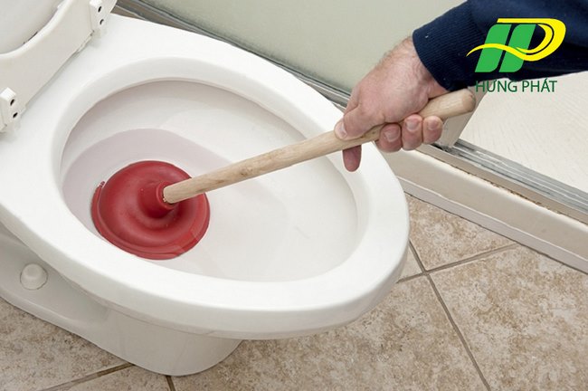 bồn cầu bị nghẹt vật cứng