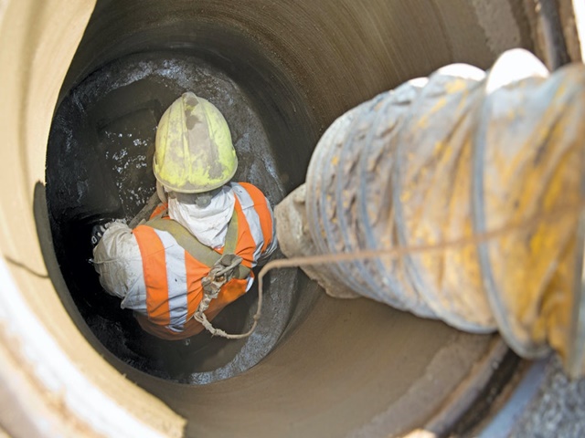 Thợ nạo vét hố ga Quận 3 tiến hành sửa chữa