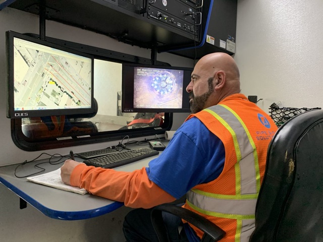 Nhân viên nạo vét quận 4 hỗ trợ khách hàng