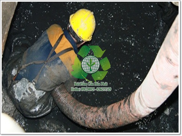 Nhân viên thi công nạo vét hố ga Quận 5