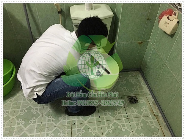 bồn cầu bốc mùi hôi mỗi lần xả nước