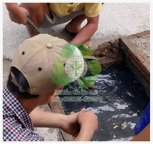 nguyên nhân bồn cầu bốc mùi hôi khi xả nước