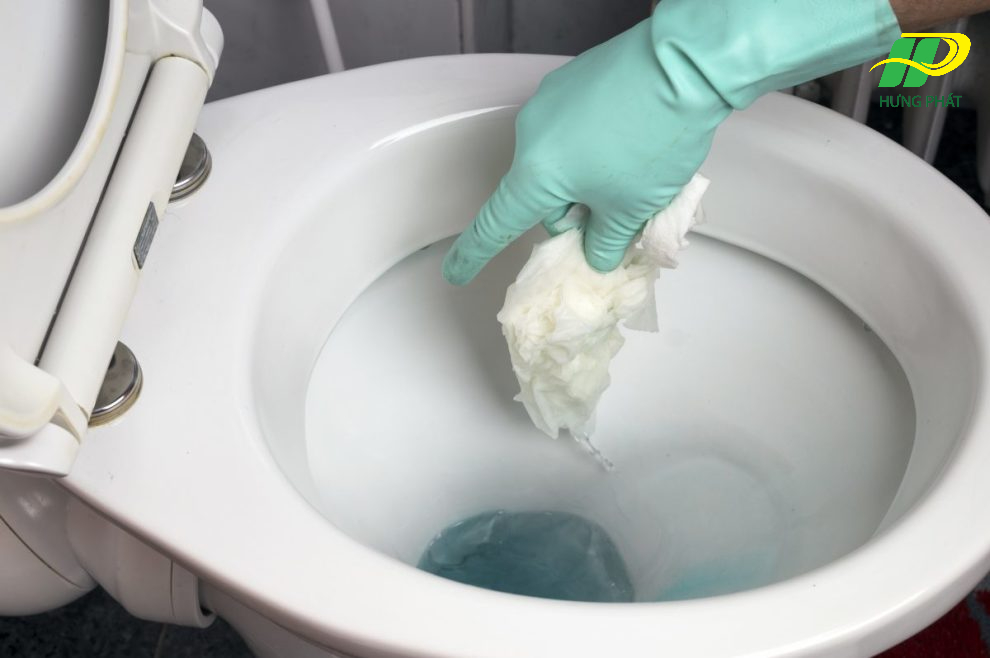 Có nên bỏ giấy xuống bồn cầu tự hoại không