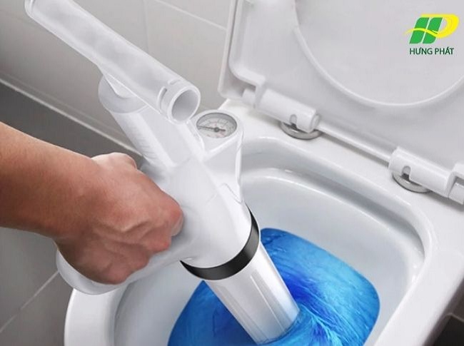 Dùng súng thông tắc bồn cầu