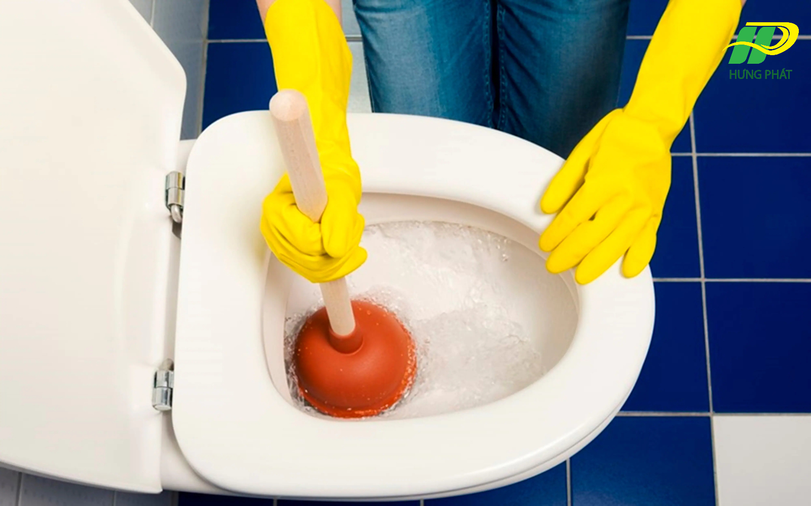 Thông tắc ống thông bằng thụt bồn cầu