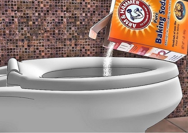 Thông tắc bồn cầu bằng nước nóng + giấm và baking soda