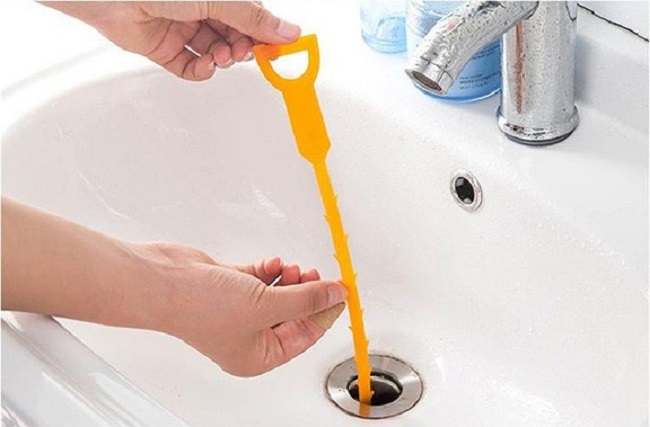 Chậu rửa mặt bị tắc gây bất tiện cho cuộc sống