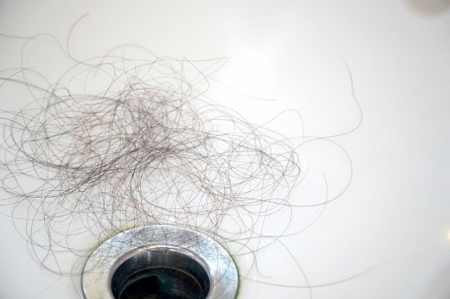 Chậu rửa mặt bị tắc do tóc