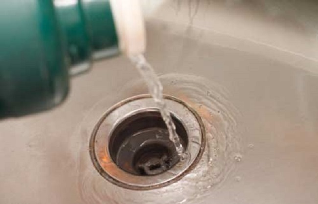 Nước sôi giúp đánh tan các cặn bẩn từ xà phòng, sửa rửa mặt