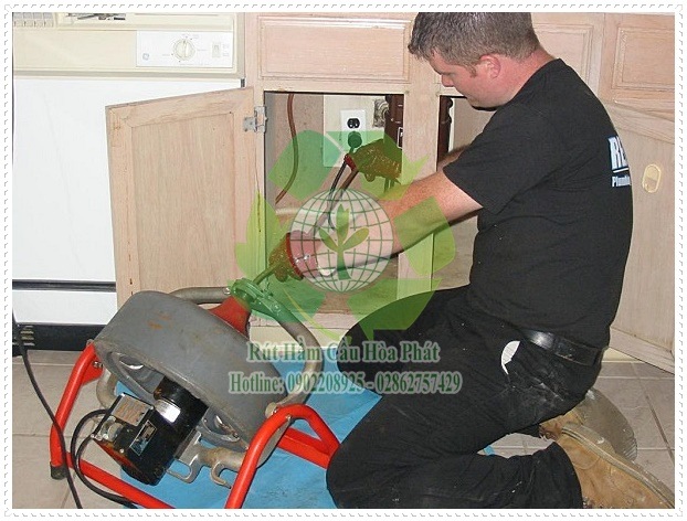 dịch vụ th&ocirc;ng tắc cống bằng m&aacute;y l&ograve; xo