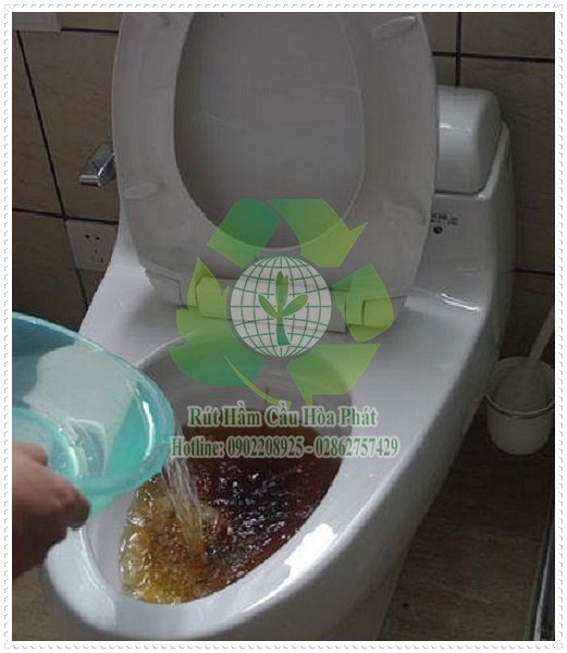 Thói quen đổ nước xà phòng vào bồn cầu