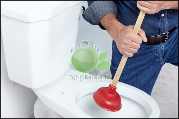 Sai lầm khi thông bồn cầu bị nghẹt