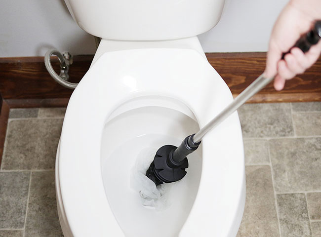 C&aacute;ch xử l&yacute; bồn cầu bị nghẹt tại nh&agrave;