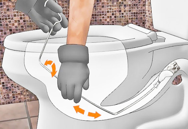 Xử lý bồn cầu không rút nước chậm bằng móc phơi quần áo