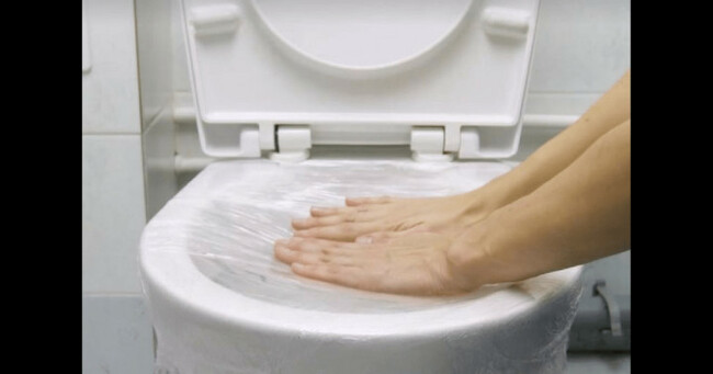 Xử lý bồn cầu không rút nước chậm bằng băng keo dính