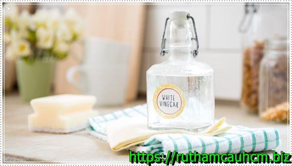 Dùng dung dịch xịt để khử mùi hôi phòng ngủ